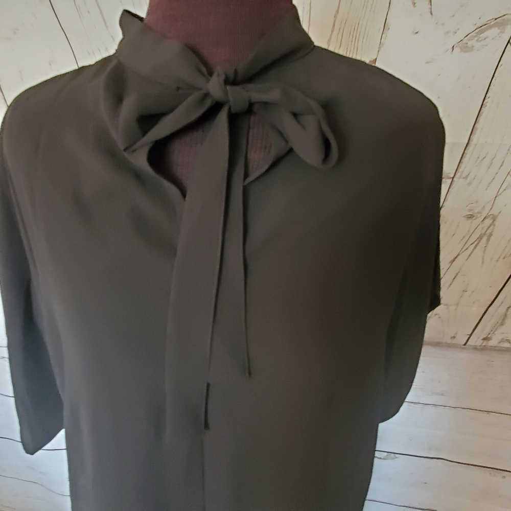 Kara and Kate short sleeved tie neck blouse black size Small